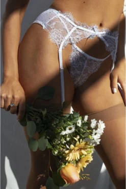 Ensemble Sexy Chic Porte Jarretelles 3 Pièces Blanche -L’Éveil Sensuel Soldes ensemble sexy chic porte jarretelles 3 pieces blanche 2